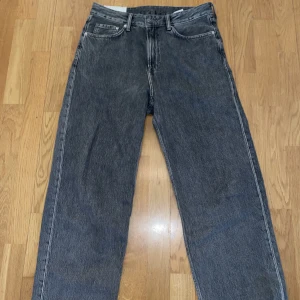 Jens  - H&M Jens loose fit Storlek 30/32