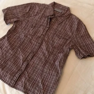 Cool rutig skjorta - Säljer en skjorta som varit min favorit men är för liten nu tyvärr. En jättecool,rutig, kortärmad skjorta som jag köpt 2hand. Med fickor på framsidan. Skulle säga att den är i väldigt bra skick. Skriv för fler bilder💕