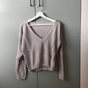 Stickad tröja - Stickad tröja från nakd, använd 2 gånger. Fint skick. Grå