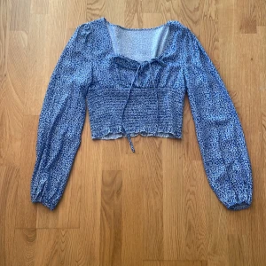 Blommig Topp - Blommig vacker sommar topp, säljer då den är för liten för mig. Storlek EU 38