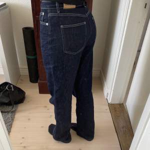 Superfina jeans från NA-KD✨ använda två gånger och jättebra skick, köparen står för frakten💗