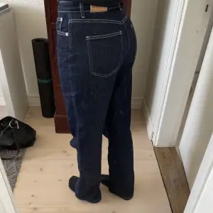 Superfina jeans från NA-KD✨ använda två gånger och jättebra skick, köparen står för frakten💗