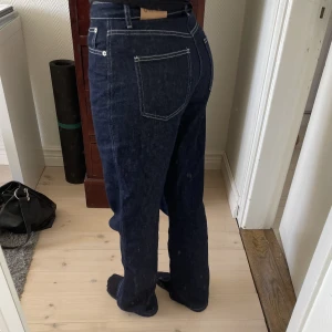 Jeans  - Superfina jeans från NA-KD✨ använda två gånger och jättebra skick, köparen står för frakten💗