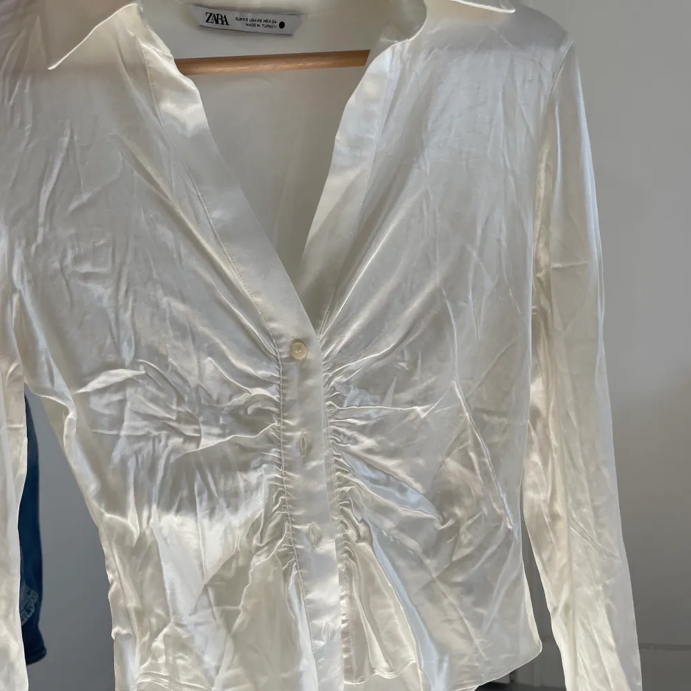 Superfin satinskjorta ifrån zara, endast använd fåtal ggr. (Behöver strykas på bild två) . Skjortor.
