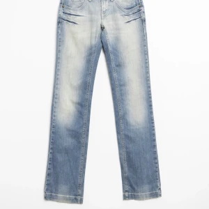 Low waist jeans - Säljer dessa skit najs low waist raka jeansen. Köpte på zalando preeowned, säljer pga försmå för mig. Men supersnygga speciellt detaljen där bak. Bra skick och bra längd. Rak modell. 