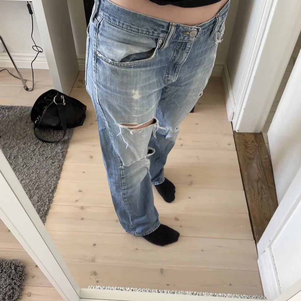 Jättefina vintage Levis jeans som sitter lite oversize på mig som vanligen har stl 36-38✨ köparen står för frakten. Jeans & Byxor.