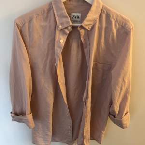 Säljer denna fina rosa skjortan från ZARA. Knappt använd så hänger mest och dammar