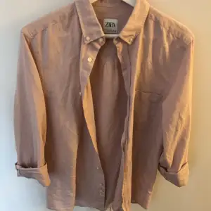 Säljer denna fina rosa skjortan från ZARA. Knappt använd så hänger mest och dammar