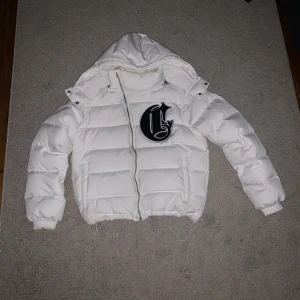 Corvidae jacka / väst - Jacka från Corvidae som är helt slutsåld. Ärmarna är avtagbara så man kan göra den till en väst. 9/10 condition.