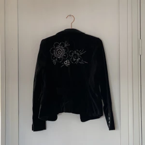 Vintagekavaj - Retro kavaj med paljetter och sammetsliknande material. Köpt secondhand för 300kr. Storlek M men passar XS-M. SKICK: som ny