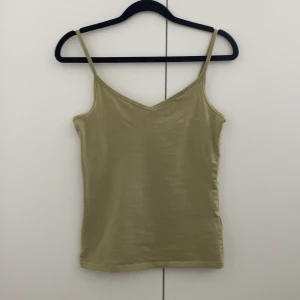 Linnen - Säljer pga ingen användning 🫶🏻💓 Säljer dom för 50kr styck om man vill köpa alla så går de att förhandla priset 💕,de vita linnet är xxs annars är dom två andra xs 💗