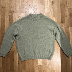 Stickad tröja - Stickad tröja från ASOS. Riktigt bra passform. Oversized och passar även M. Använd en gång.