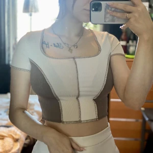 T-shirt  - Jättesnygg t-shirt till sommaren i härliga bruna färger 🤎