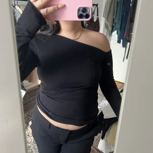 One shoulder topp - One shoulder topp från h&m! Använd fåtal gånger så den är som ny. Köparen står för frakten 💋