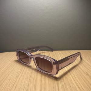 Chimi x h&m solglasögon i så gott som nytt skick. Säljer då dem inte anväds. Allt ifrån orginal föepackningen medförljer (inklusive lappar, fodral (hård & tåg), orginal kartong och polerings trasa). 