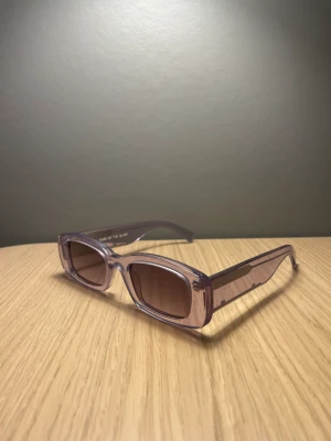 Chimi solglasögon  - Chimi x h&m solglasögon i så gott som nytt skick. Säljer då dem inte anväds. Allt ifrån orginal föepackningen medförljer (inklusive lappar, fodral (hård & tåg), orginal kartong och polerings trasa). 