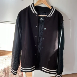 Bomberjacka från Hollister - Svart bomberjacka med läder ärmar i bra skick! Storleken är Xl fast den är inte lika stor som man tror.  Priset kan diskuteras! Tillräckligt värm även för vintern!