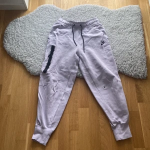 Niketech byxor - Niketech byxor strl XS, färg ljuslila, mjukisbyxor. Säljer dem för att dem är för små för mig, pris kan diskuteras