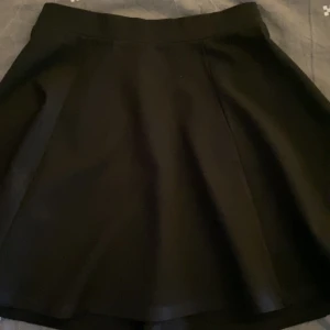 Svart enkel kjol - Kjolen är knappt använt. Väldigt bra skick 