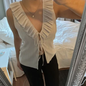 Söt partytopp från zara  - Fin beige/skumpig party topp från zaraed knyt fram. Storlek S men passar både mindre o större
