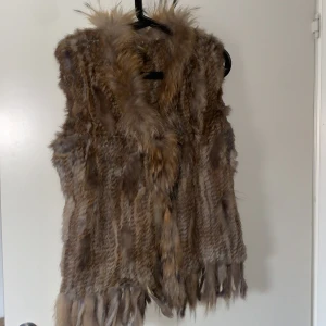 Pälsväst - En väst av kaninpäls i storlek L.  I bra skick 
