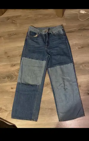 Patch work jeans ifrån Monki. I storlek M. Använt ett par gånger men är så gott som ny.