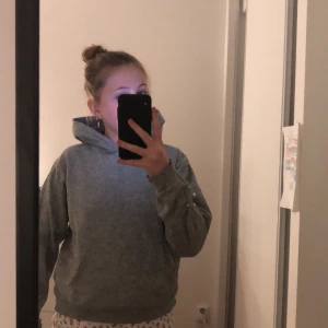 Grå hoodie💕 - Jag säljer denhär gråa hoodien för den kommer inte till användning och är lite för liten.det har lossnat en pärla med man ser det knappt. Storleken är 158-164.köp ej direkt. Utan skriv till mig istället.