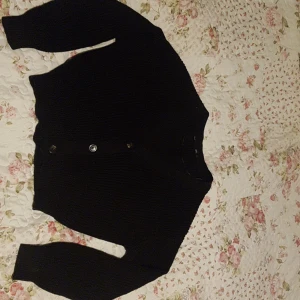 Svart kofta - Svart stickad kofta från lager 157 Storlek M Begagnad