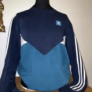 En skitsnygg adidas sweater i 90s style fyndad på en vintage butik i Paris🥵