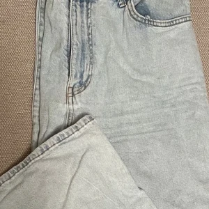 Jeans ”HANNA” - Blåa jeans från LINDEX i modellen ”HANNA". Storlek 40 så motsvarar L/XL. Endast använda ett fåtal gånger! Nypris 499kr. Köparen står för frakten. Har du några frågor är det bara att höra av sig🤩 // Klara Johansson