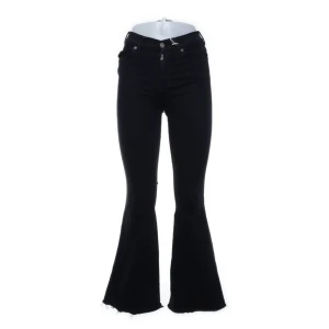 Bootcutjeans från Dr Denim - Jättefina jeans från Dr Denim i nyskick! Personen på sista bilden är 163 cm och är lite för korta, så skulle passa för 155-160 cm lång❤️‍🔥