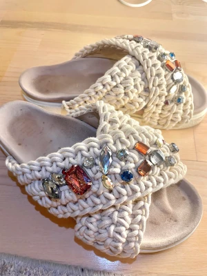 Inuikii tofflor  - Säljer mina fina inuikii tofflor i jätte fint skick. De är endast använda i ca 1 vecka. Säljs då dom är för stora tyvärr 💕( de finns ute till salu på fler sidor )  Kan gå ner i pris vid snabb affär!!