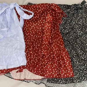 Omlottkjolar  - Tre super söta omlittkjolar från Shein, den svarta har använts ett antal gånger och har pga det lite nopprig på baksidan. den blå och den röda är knappt använda. Säljer den ljusblå för 100 skriv privat för mer info.