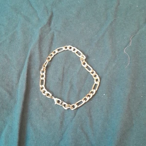 Armband - Guld färgat armband. Inte äkta. 