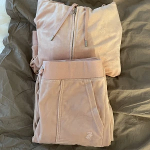 Juicy set  - Då mitt fina juicy set inte kommer till använding och är för stort för mig säljer jag det. 