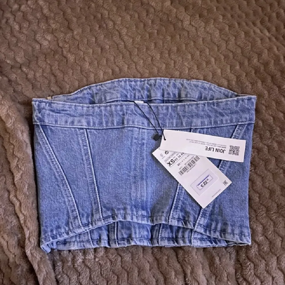 Ny jeans topp från zara. Säljer den eftersom den är för små för mig.. Toppar.