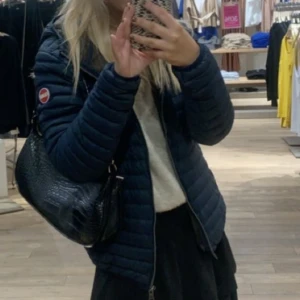 Colmar jacka  - Säljer min mörkblå tunna colmar jacka. Passar perfekt till våren/hösten! Den är i storlek 166 men passar mig superbra som har storlek xs/s