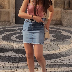 Jeanskjol - Pieces jeanskjol i xs. Det är skönt och stretchigt material