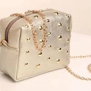 Nitar Axelväska med Metall Kedja - Mått 16*13*6.5cm Frakt 39kr 