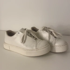 Vita eytys storlek 37 - Säljer mina vita eytys som inte går att köpa längre💞dem är sparsamt använda men har defekter💞priset går att diskuteras