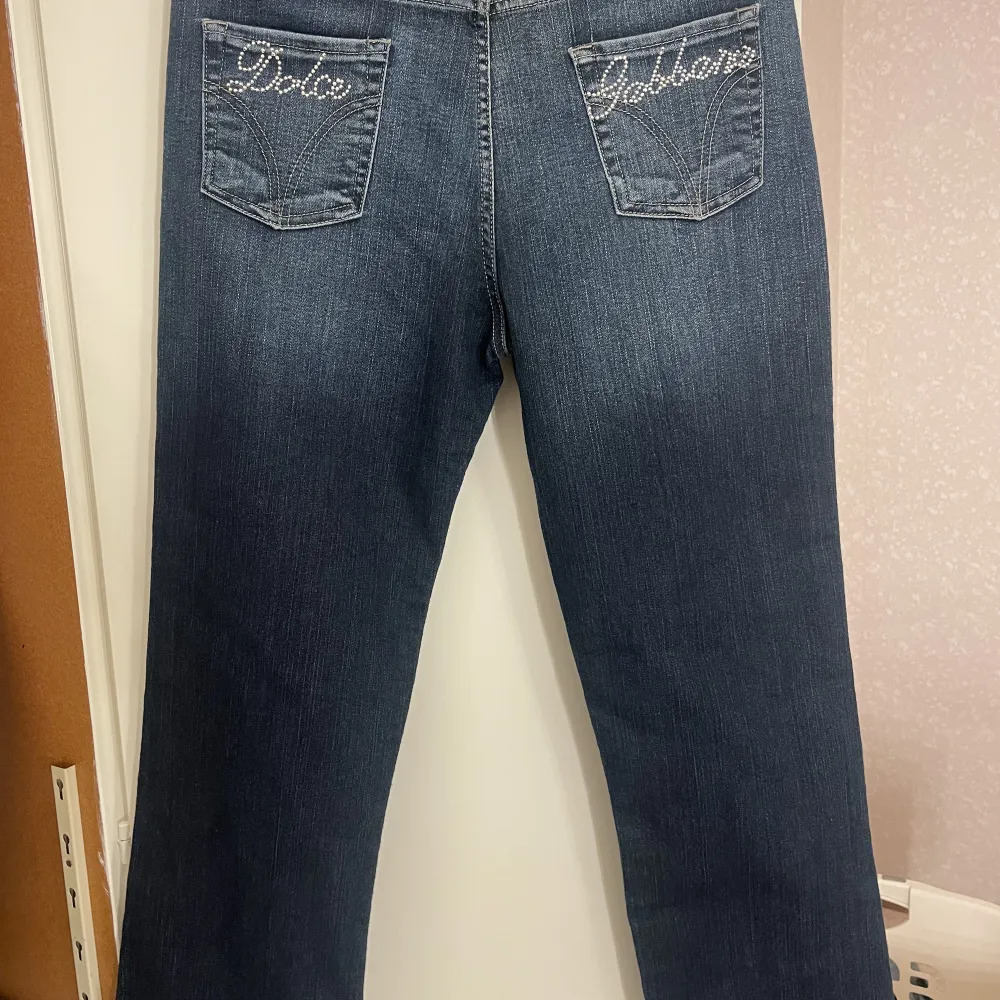 Dolce&gabbana Jeans. Aldrig använt. De är lowaist och storlek 36. Bling detaljer på bakdelens fickor. . Jeans & Byxor.