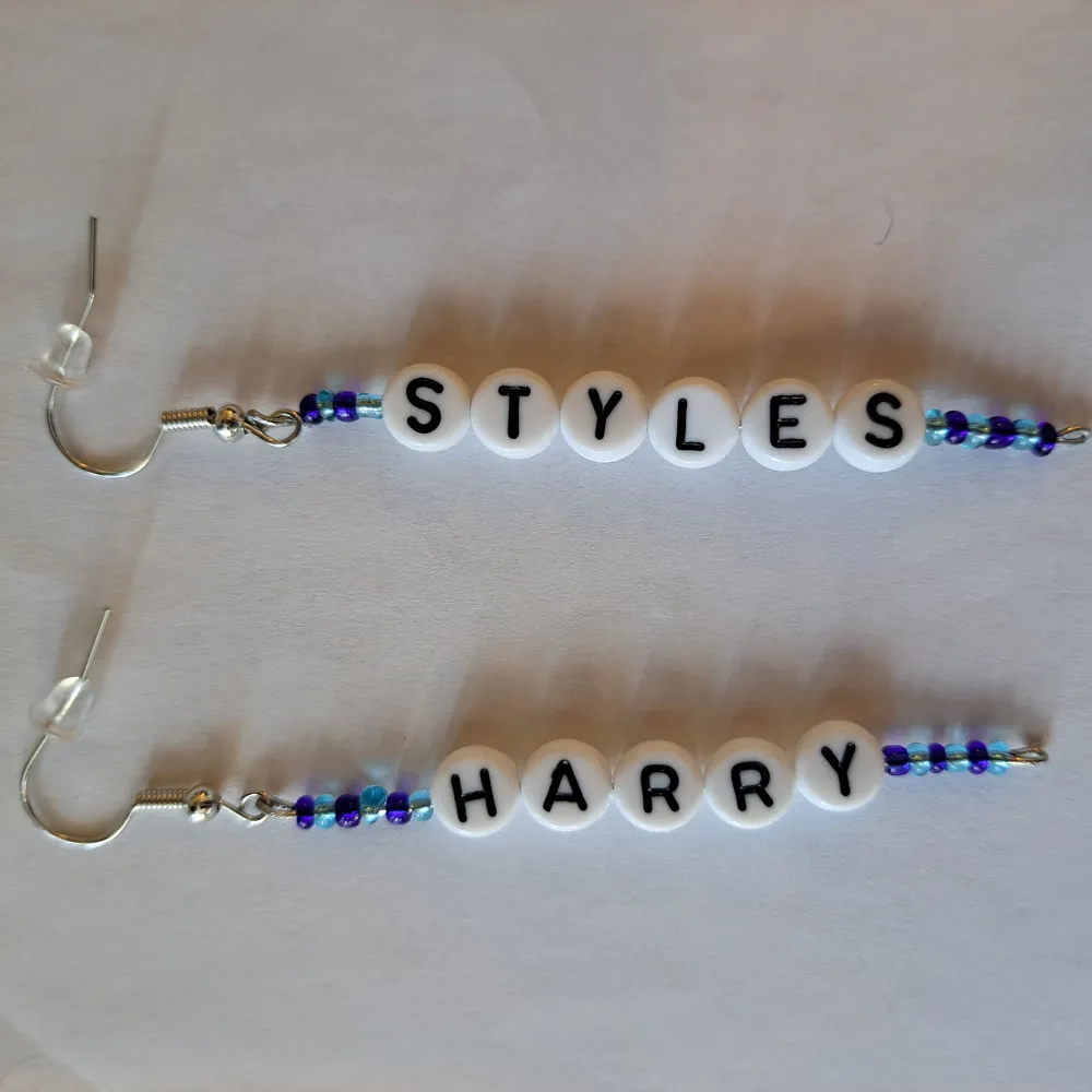 Säljer dessa fina harry styles örhängen som jag har gjort själv!😍 hör av dig vid fler frågor!!. Accessoarer.