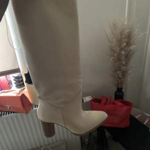 Intressekoll på dessa fina boots från Zara! Köpta här på Plick och endast använda 2 gånger☺️