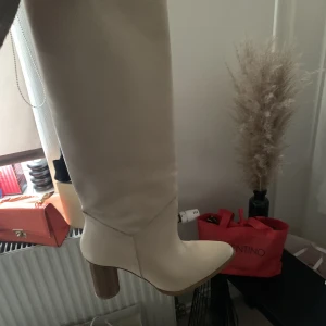 Boots  - Intressekoll på dessa fina boots från Zara! Köpta här på Plick och endast använda 2 gånger☺️