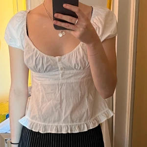 topp - Säljer min jättegulliga topp från Brandy Melville då den tyvärr är lite för tajt i armarna på mig (har väldigt breda axlar så kan vara pga det). Skulle säga att den är en XS i storlek. Den är använd väldigt få gånger.💖