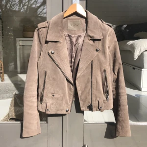 Mockajacka - Sandfärgad äkta läderjacka i nyskick. Den är i storlek S men den passar mig som vanligtvis bär XS! Nypriset är 2 000kr (Beställde den från Nordstrom:)    (Skärp medföljer) 