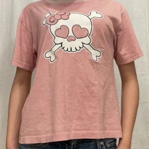 Dödskalle t shirt - Cool t shirt från 00 talet. Bra kvalitet o inga inga synliga defekter💓💓 strl är 150/160 i barnstorlek men passar xs-s