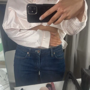 acne jeans - acne jeans i bra skick, low/mid waist i strl 30/32. kommer ej till användning tyvärr därför säljer jag! 💕skriv för mer info/bilder, jag är 167 och har oftast 36/38 i byxor.