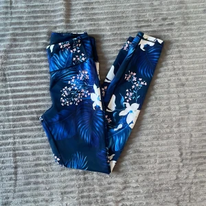 Träningstights  - Säljer mina träningstights från Stronger i storlek S. Välldigt fint skick! Köparen står för frakten, ansvarar ej för postens slarv :)