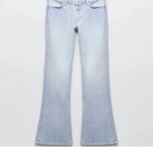 Lågmidjade jeans zara - Säljer mina nästan helt nya jeans från zara då dom ör lite för tighta på mig❤️finns inte längre att köpa på zara!!